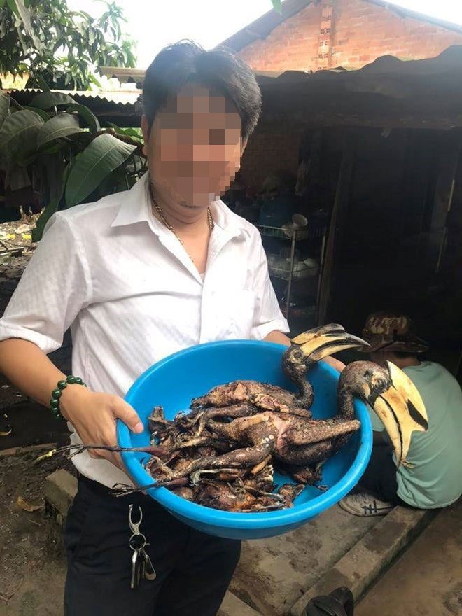 Doanh nhân bị tố ăn thịt chim Phượng Hoàng Đất: Chỉ là chụp hình đăng lên mạng để sống ảo?