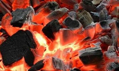 Đốt than sưởi ấm cả gia đình nhập viện, 1 người tử vong
