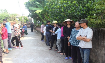 Kẻ nghi “ngáo đá” khống chế bé gái 3 tuổi trong nhà tắm