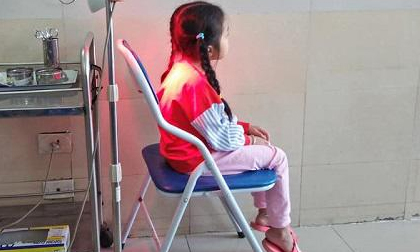 Sau giấc ngủ đêm, mẹ Hà thành bàng hoàng phát hiện con gái 5 tuổi mắc bệnh người lớn