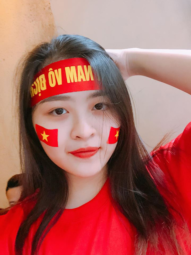 nhan sac xinh dep cua 4 nu cdv noi nhu con khi di xem aff cup hinh anh 13