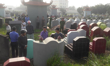 Rạng sáng, người dân phát hiện hàng chục ngôi mộ bị đập phá bát hương