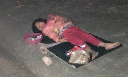 Xót xa bé gái 5 tuổi ngủ vỉa hè trong đêm lạnh, công việc bé làm còn đáng thương hơn