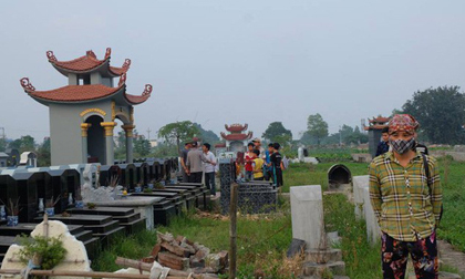 Nhân chứng phát hiện 1 số kẻ xấu đập phá bát hương lúc mờ sáng ở Hưng Yên kể gì?