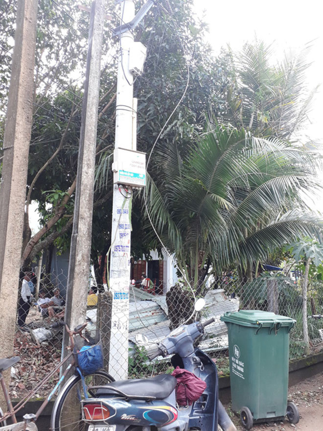 Dây điện rơi xuống đường khiến người đi xe máy chết oan - 1