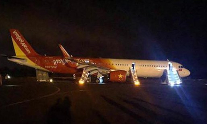 Máy bay Vietjet Air gặp sự cố, khách ra ngoài bằng cửa thoát hiểm