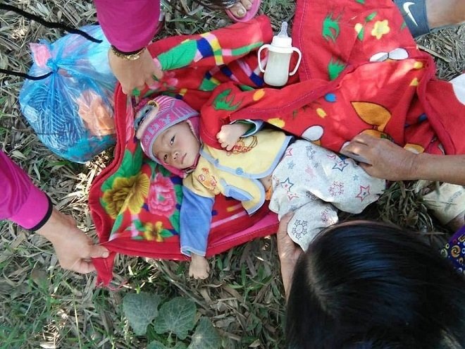Cháu bé 15 tháng tuổi được người dân phát hiện ở nghĩa trang