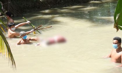 Hãi hùng thi thể bị dìm dưới nước bởi 5 thanh tre, 2 chân bị trói