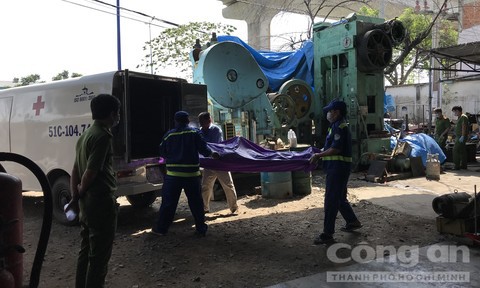 Người đàn ông chết khô lủng lẳng trên chiếc máy dập sắt ở Sài Gòn