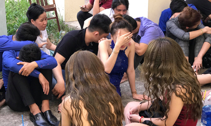 Hàng chục trai xinh gái đẹp phê ma tuý nhảy múa như thiêu thân trong quán bar ở Sài Gòn