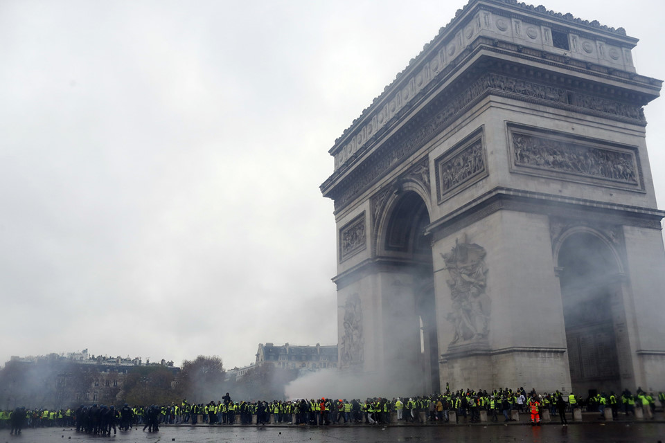 Khai Hoan Mon tan hoang sau bieu tinh lon nhat thap nien o Paris hinh anh 1