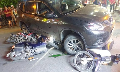 TP.HCM: Ô tô chạy lùi kéo loạt xe máy vào gầm, nhiều người nhập viện