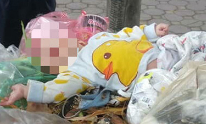 Phát hiện bé trai kháu khỉnh bị “bỏ quên” trên xe rác ở Hà Nội