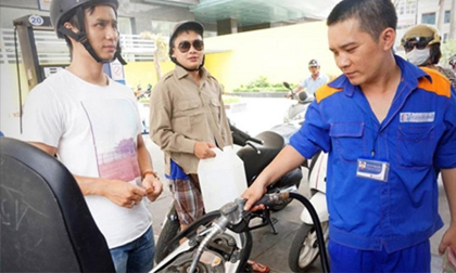 Giá xăng giảm sốc: Xuống mức thấp nhất mấy năm qua