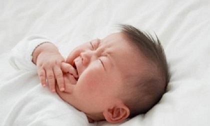 Trẻ sốt mọc răng: Biểu hiện và cách chăm sóc răng cho trẻ