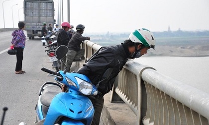 Nghẹt thở giải cứu người mẹ trẻ ôm con 5 tháng tuổi định nhảy cầu tự tử
