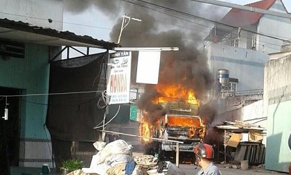 Xe tải bùng cháy dữ dội trong sân nhà dân