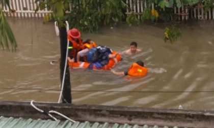 Cứu 4 cô gái mắc kẹt trong ngôi nhà chìm sâu dưới nước