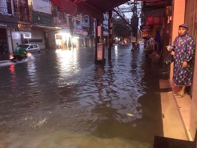 Đà Nẵng phố biến thành sông, hàng loạt nhà dân ngập trong biển nước - 2