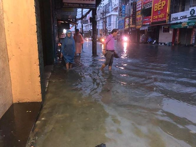 Đà Nẵng phố biến thành sông, hàng loạt nhà dân ngập trong biển nước - 1