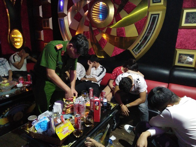 Hơn 50 dân chơi tổ chức phê ma tuý ở quán karaoke - Ảnh 1.