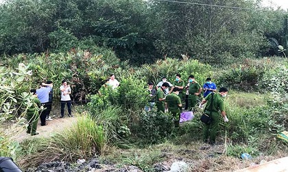 Phát hiện thi thể thanh niên trên bãi đất trống, bên cạnh có rất nhiều dao