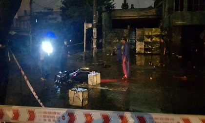 Nóng: Vướng vào dây điện rơi xuống đường trong mưa, chồng tử vong vợ nhập viện