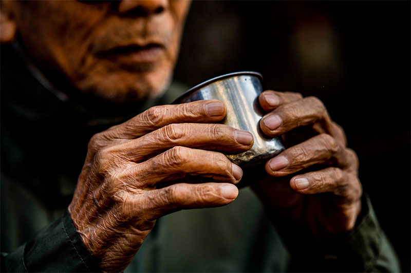 NSƯT Trần Hạnh ngồi bán mũ ở ga Hà Nội: Chí Trung xin tiền hộ, tôi chẳng biết nói sao NSƯT Trần Hạnh ngồi bán mũ ở ga Hà Nội: Chí Trung xin tiền hộ, tôi chẳng biết nói sao