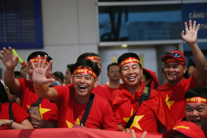 “Tiếp lửa” chung kết AFF Cup: Sân bay rực sắc đỏ, fan mang băng rôn 