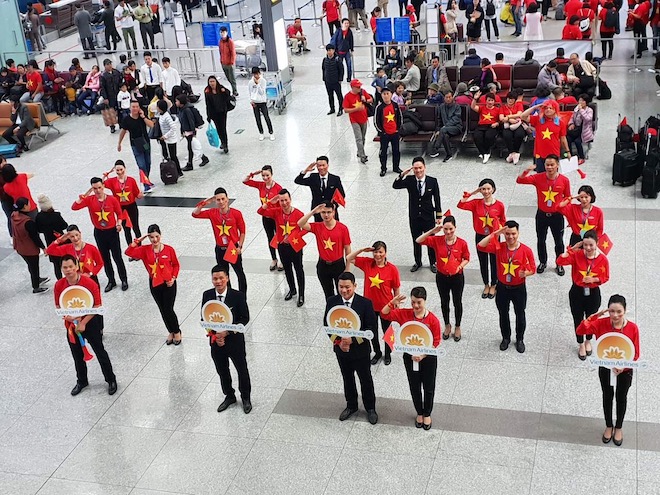 “Tiếp lửa” chung kết AFF Cup: Sân bay rực sắc đỏ, fan mang băng rôn 