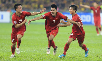 Đức Huy 'nã rocket' tung lưới Malaysia: 'Chảo lửa' Bukit Jalil chết lặng