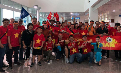 “Tiếp lửa” chung kết AFF Cup: Sân bay rực sắc đỏ, fan mang băng rôn 'Park Hang Seo - Em yêu Chú'