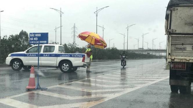 Phát hiện thi thể người phụ nữ không còn nguyên vẹn trên cao tốc - 1