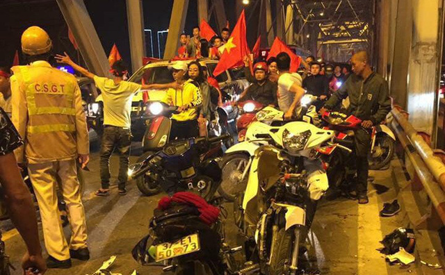 Đi 'bão đêm' mừng đội tuyển VN, 2 cô gái trẻ thương vong thương tâm hình ảnh 3 di 'bao dem' mung doi tuyen vn, 2 co gai tre thuong vong thuong tam hinh anh 3