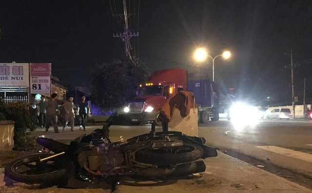 Đi 'bão đêm' mừng đội tuyển VN, 2 cô gái trẻ thương vong thương tâm hình ảnh 1 di 'bao dem' mung doi tuyen vn, 2 co gai tre thuong vong thuong tam hinh anh 1