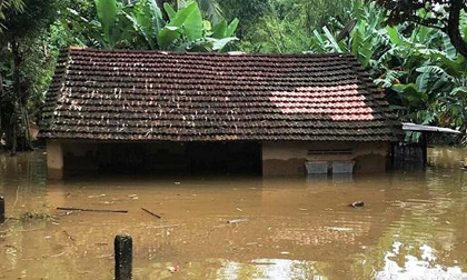 Nhói lòng cảnh chồng chở vợ mang thai bị lũ cuốn tử vong