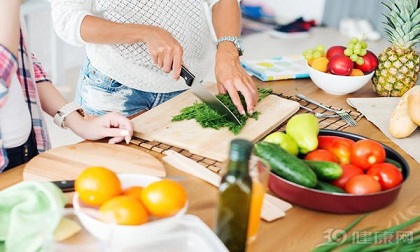 Người phụ nữ bị ung thư thực quản, BS nói 2 kiểu ăn uống này của cô rất có hại