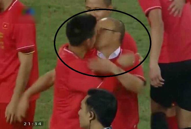 hlv park hang-seo co hanh dong bat ngo voi van quyet, dan mang ran ran tha tim - 1