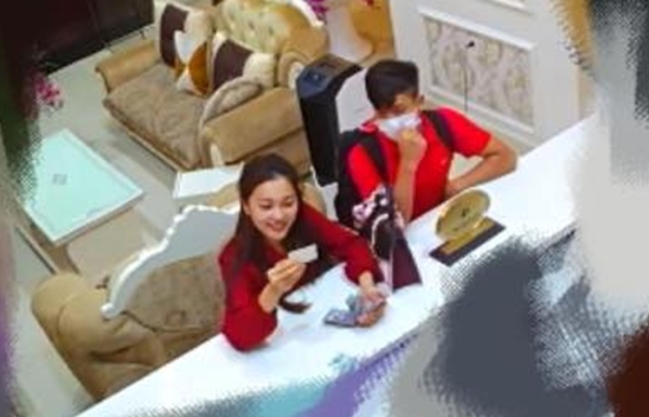 Thực hư loạt ảnh Văn Đức và người đẹp top 10 HHVN vào khách sạn? - 1