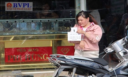 Nữ quái 25 tuổi táo tợn cướp tiệm vàng giữa ban ngày