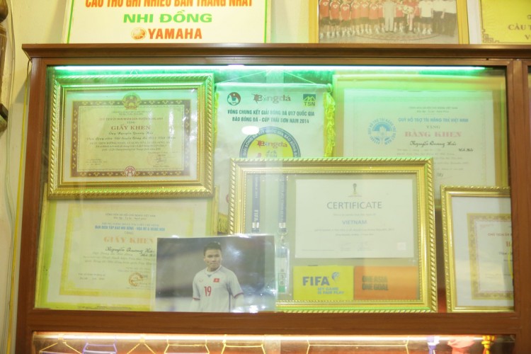 Rất nhiều bằng khen, giấy khen được xếp chồng lên nhau