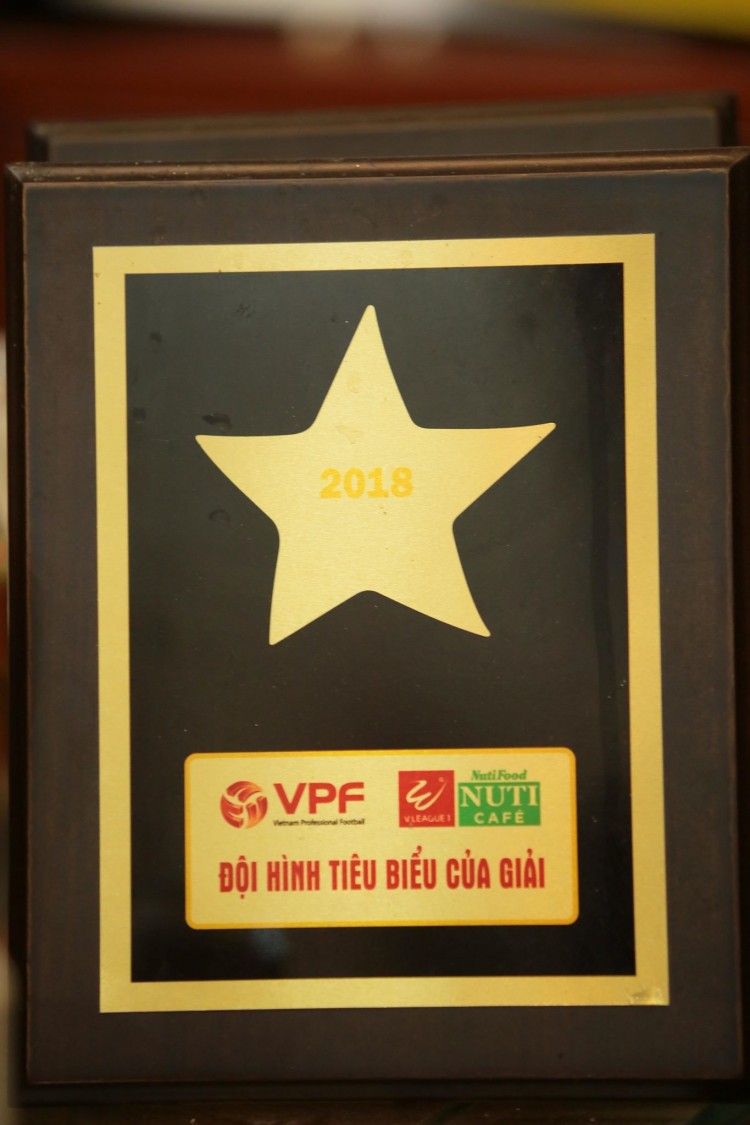 Một kỉ niệm của VPF về “đội hình tiêu biểu” được treo trang trọng trong nhà chàng cầu thủ tài năng