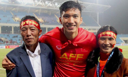 Con là cầu thủ nổi tiếng, người mẹ bị dân mạng phát hiện: đi xe ôm, mặc mãi một áo