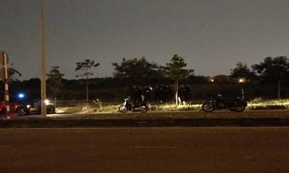 Đôi nam nữ ôm nhau bất động trên ghế đá làng đại học