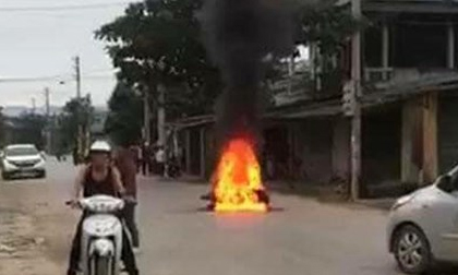 Va chạm giao thông, nam thanh niên đốt xe của người phụ nữ giữa đường