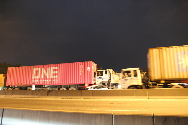 TP.HCM: Rợn người ô tô 4 chỗ nát bét dưới gầm, kẹt giữa 2 xe container sau va chạm liên hoàn - Ảnh 2.