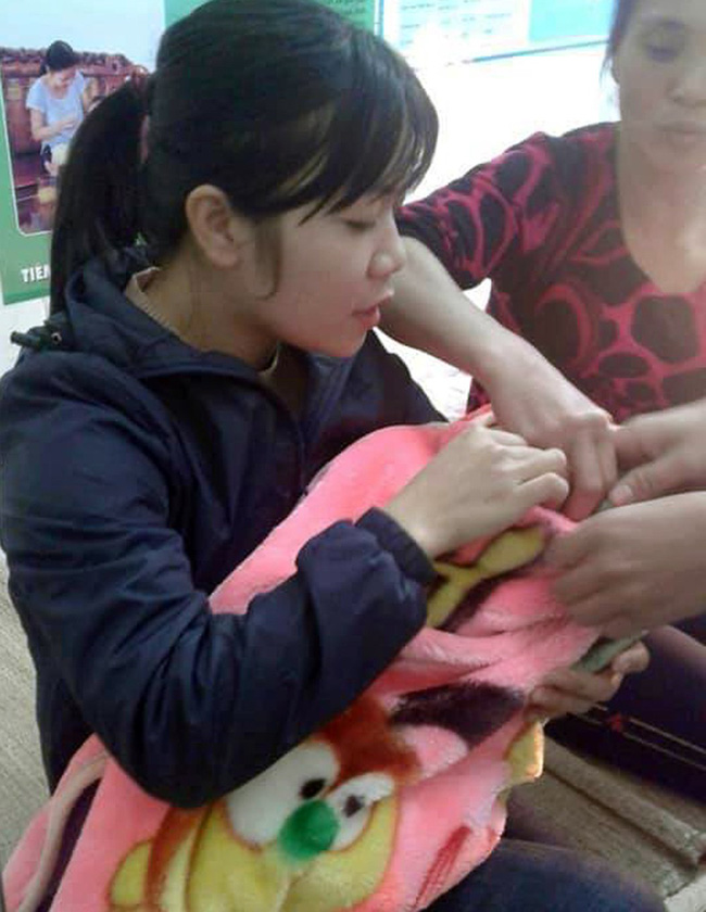 Hà Nội: Thương cảm bé trai sơ sinh còn nguyên dây rốn bỏ rơi trước cửa nhà - Ảnh 2.