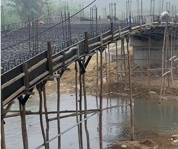 Yên Bái: Hình ảnh cầu đang đổ bê tông thì bất ngờ đổ sập gây xôn xao - Ảnh 1.