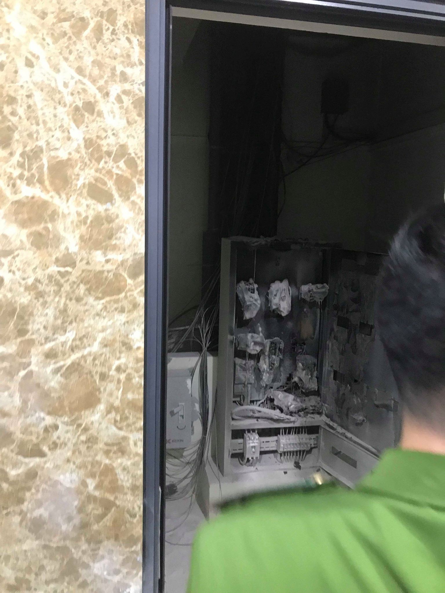 Cháy phòng kỹ thuật điện chung cư ở Hà Nội, người dân hoảng sợ dắt xe tháo chạy