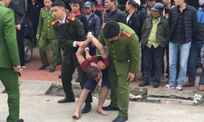 Ngáo đá cố thủ trong tiệm may gần 6 giờ, dùng kéo tự đâm vào bụng